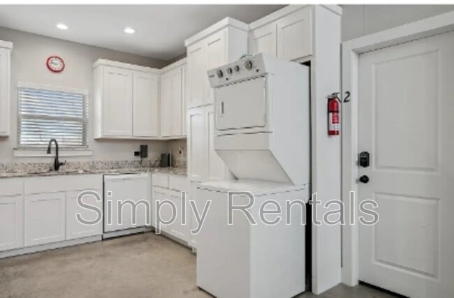 Photo - 707 Maple St