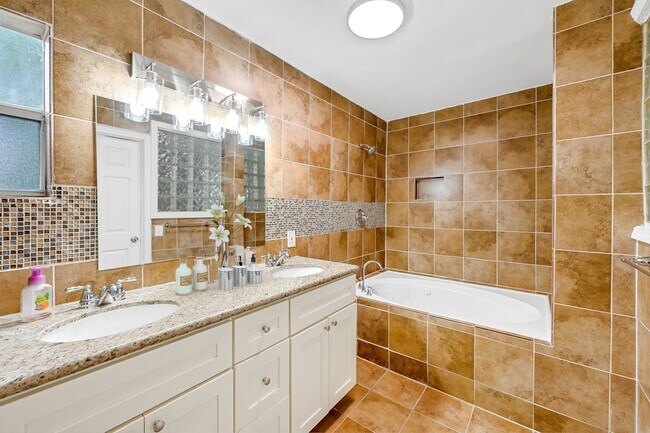 Photo - 5310 Claremont St