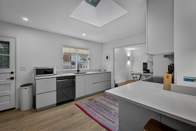Photo - 1624 W 50th St