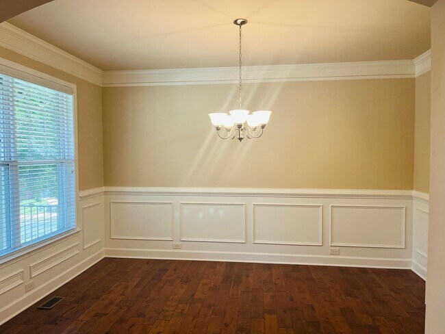 Photo - Huge 5 bedroom, 4 bathroom home located in Johns Creek! Must see!