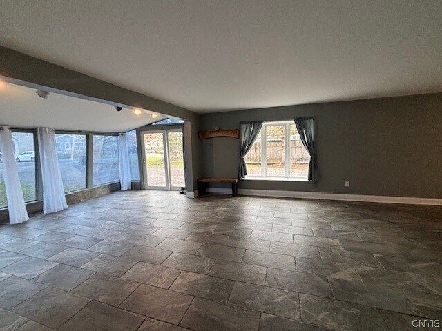 Photo - 7420 Mapleview Rd