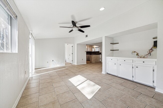 Photo - 5125 Maple St