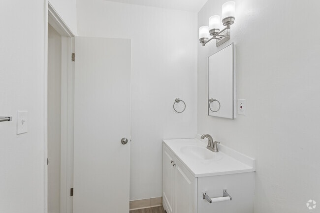 1BR, 1BA - 700SF - Bathroom