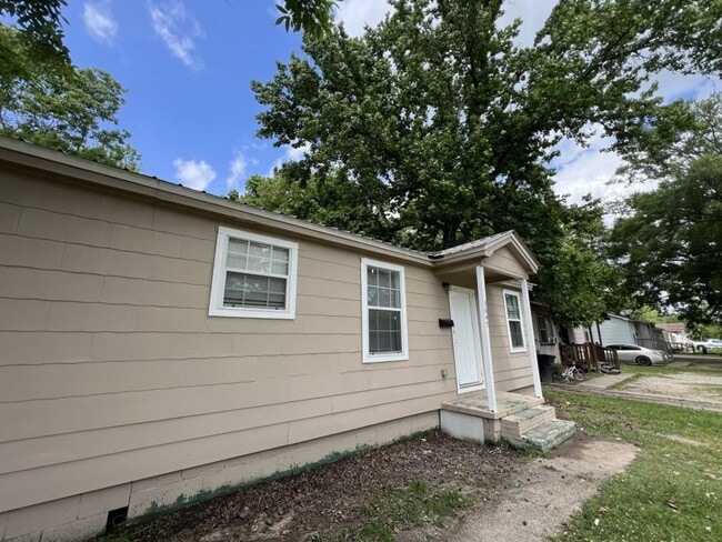 Photo - 3-Bedroom Home with Hardwood Floors & Open Living Space – Deposit Alternative Available!