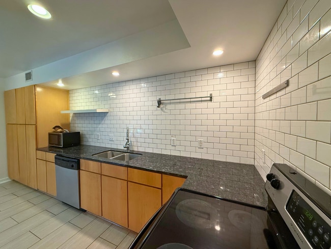 Building Photo - 2200 Dickson Dr Unit 123