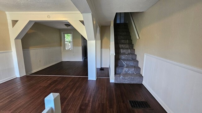 Building Photo - 3 Bedroom Home with Fenced Yard & Central Air