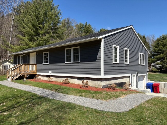 Building Photo - 3 Bedroom Apartment in Colchester VT Available 7/1!