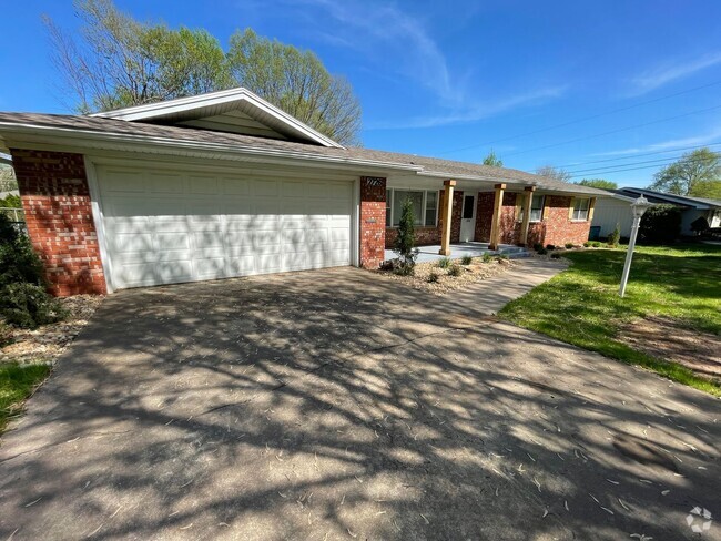 Building Photo - NEWLY RENOVATED - 3bdr 2 bath Rental