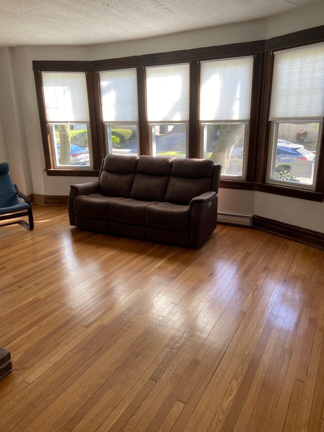 Photo - 675 Hudson Ave Unidad First Floor