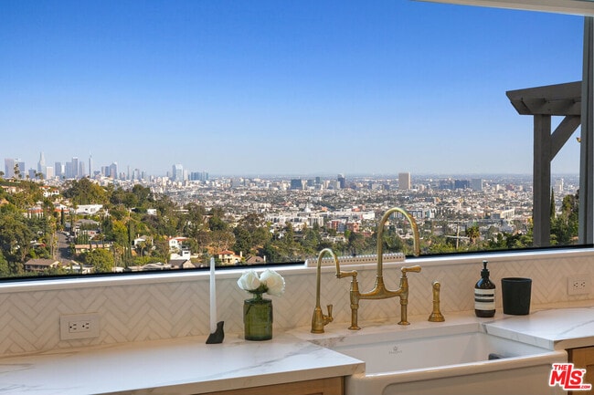 Photo - 2720 Hollyridge Dr