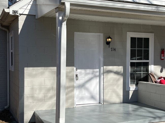 Photo - 1 Bedroom 1 Bath Triplex Call Burlington Rentals tom set up a viewing 336-228-7368