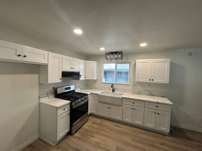 448 Victoria Ln