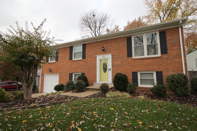 Building Photo - Large 4BR/3B Brick Home