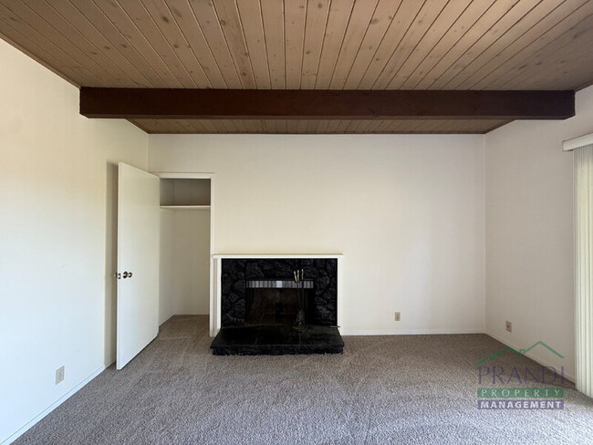 Photo - 10 Gomez Way Unit Apt B