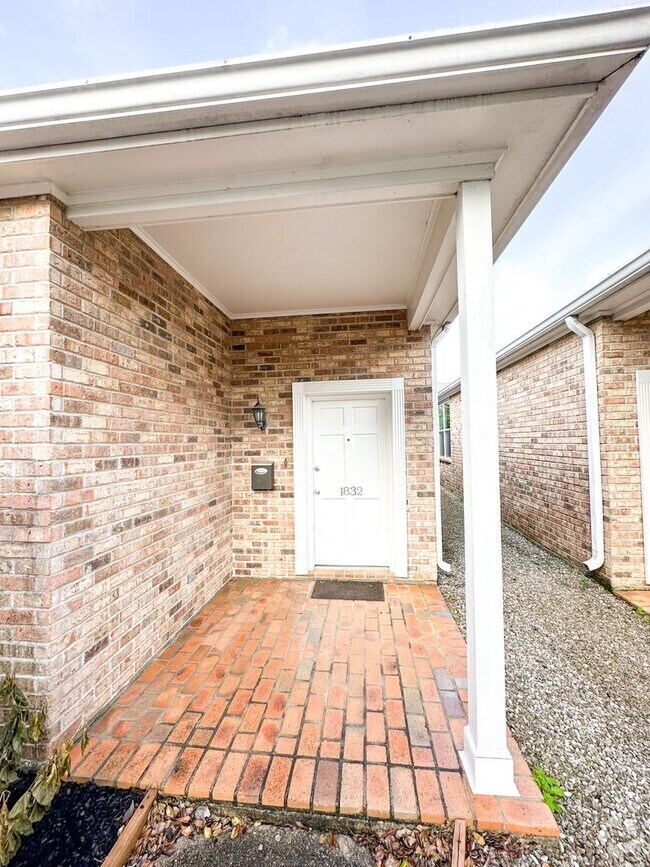 Building Photo - Uptown Rental: 2BR Duplex with Parking & Yard Unit 1832 Burdette St