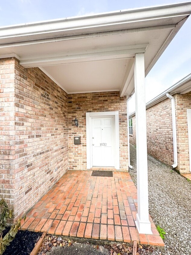 Uptown Rental: 2BR Duplex with Parking & Yard - Uptown Rental: 2BR Duplex with Parking & Yard