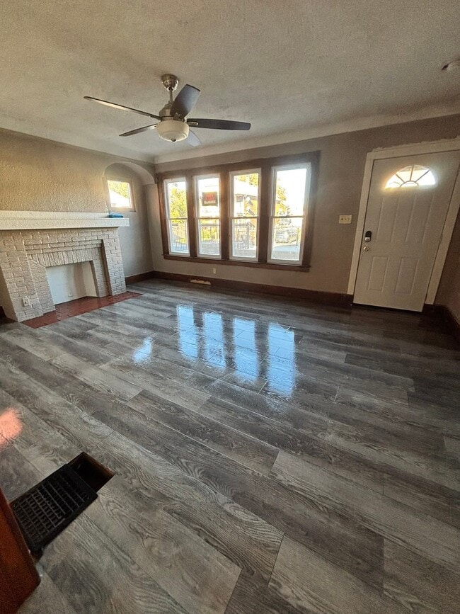 Photo - 1719 Central St