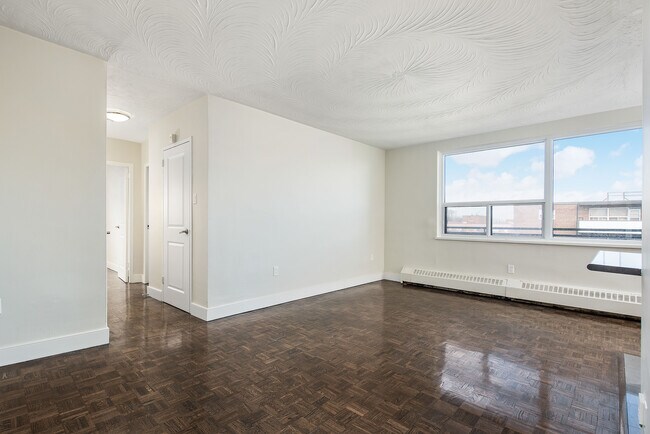 Photo - 1475 Bloor Street