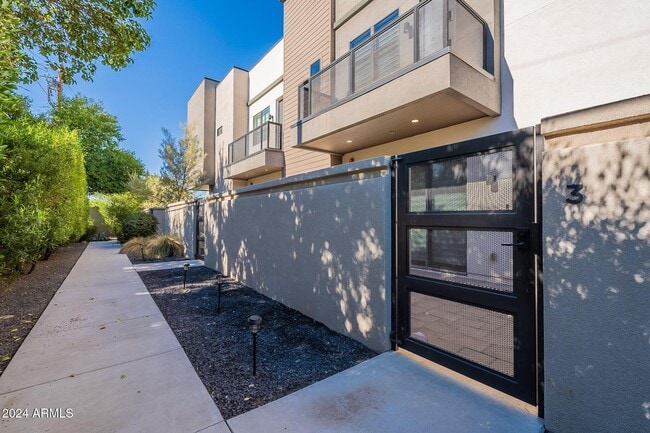 Building Photo - 2645 E Osborn Rd