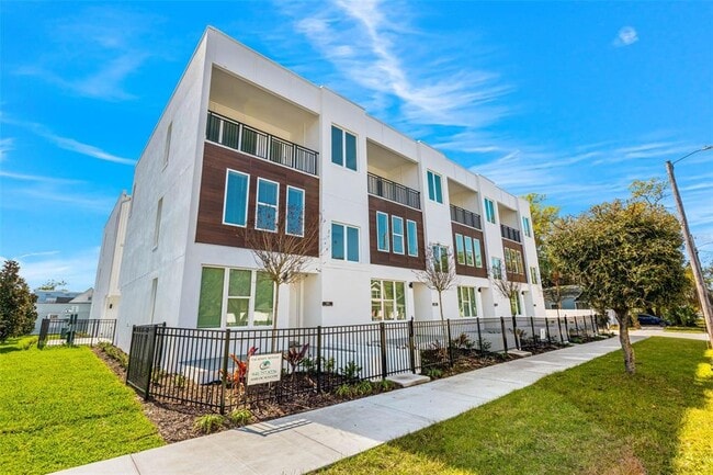 Building Photo - 121 E Warren Ave Rental