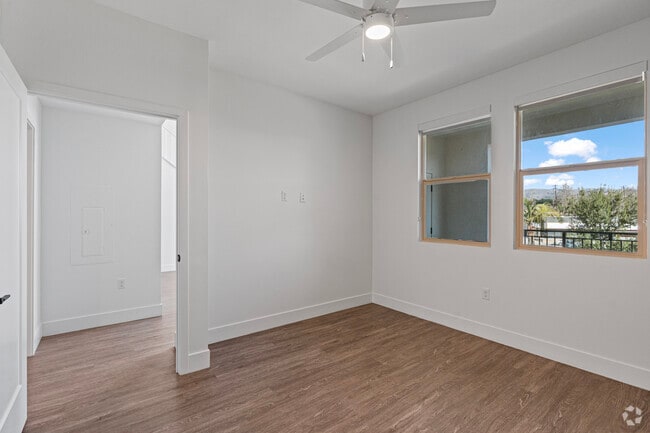 1BR, 1BA - 943SF