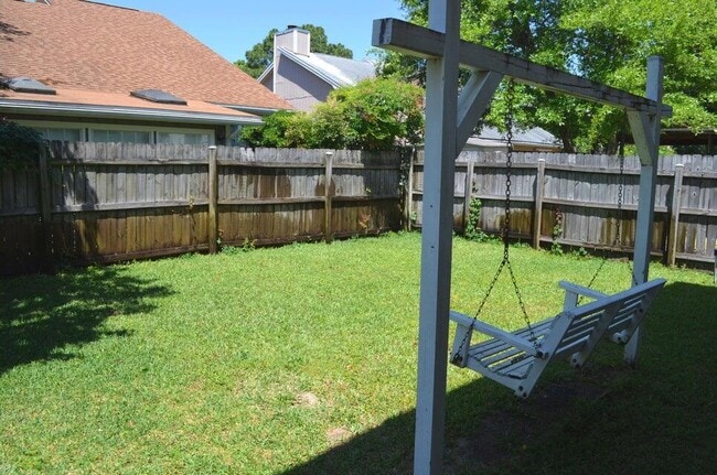 Photo - 380 Canterbury Cir NW