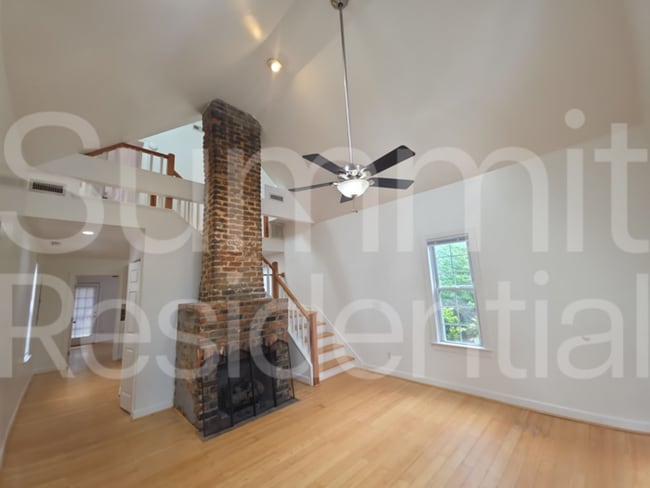 Photo - 910 Oakwood Ave