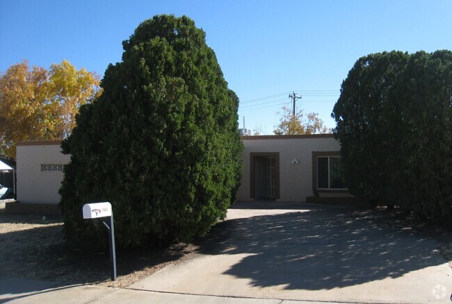 Building Photo - Large Four Bedroom Home