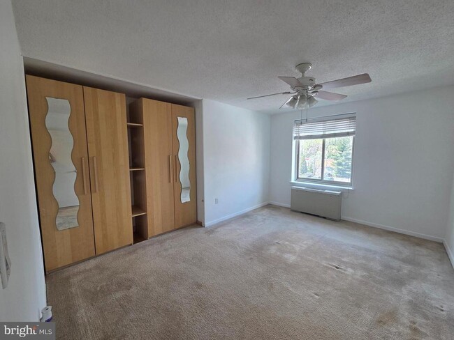 Building Photo - 3000 Spout Run Pkwy Unit D308