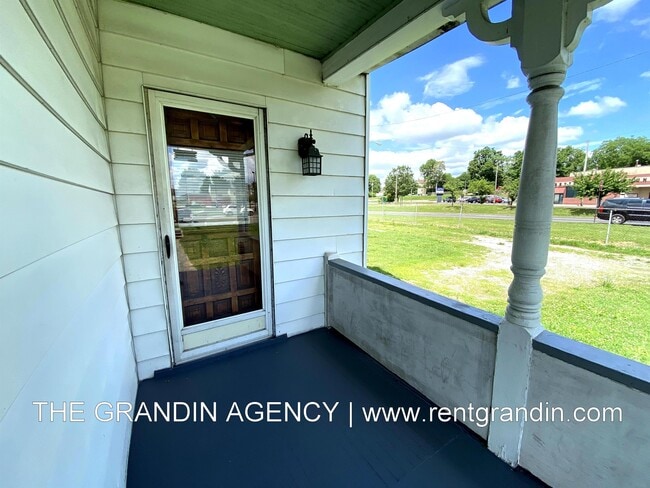 Photo - 909 13th St SE