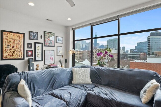 Photo - 650 N Green St Casa