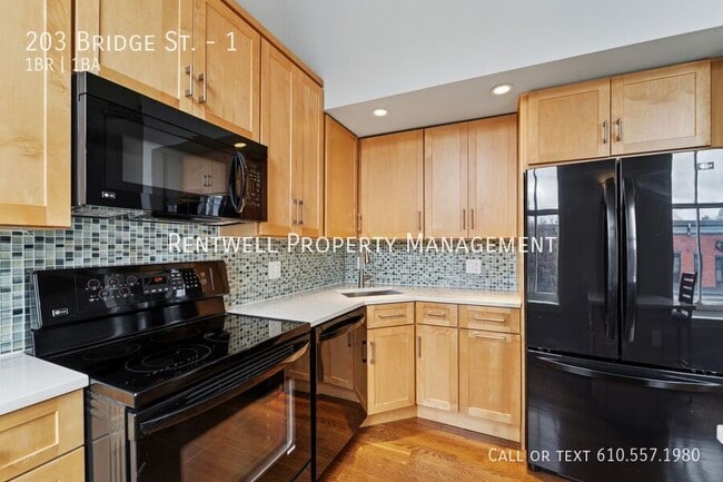 Building Photo - 203 Bridge St Unit 1