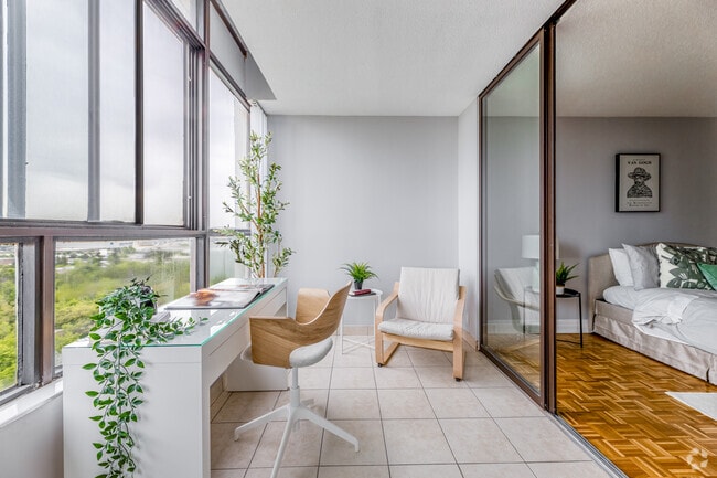 1BR, 1BA - 739SF - Sunroom
