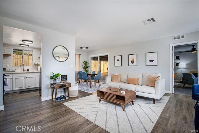 Photo - 6886 Hillview Rd