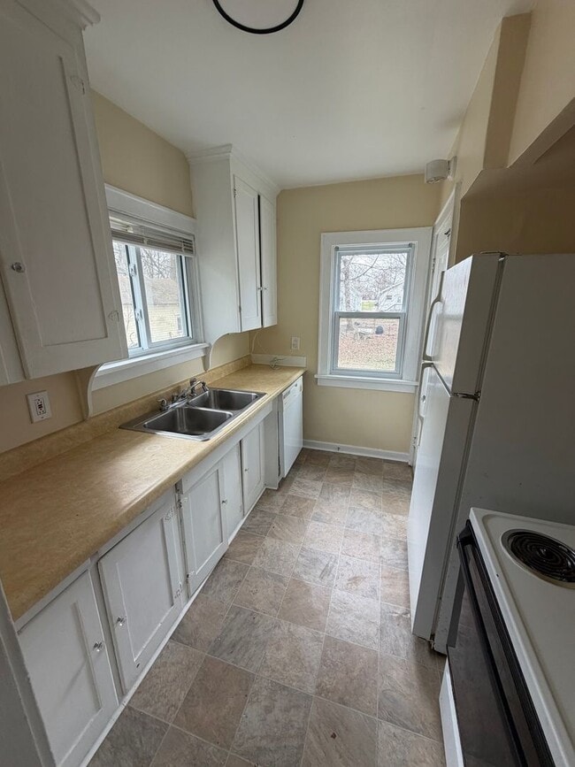 Photo - 2 Bed / 1 Bath House for Rent — Lansing, MI
