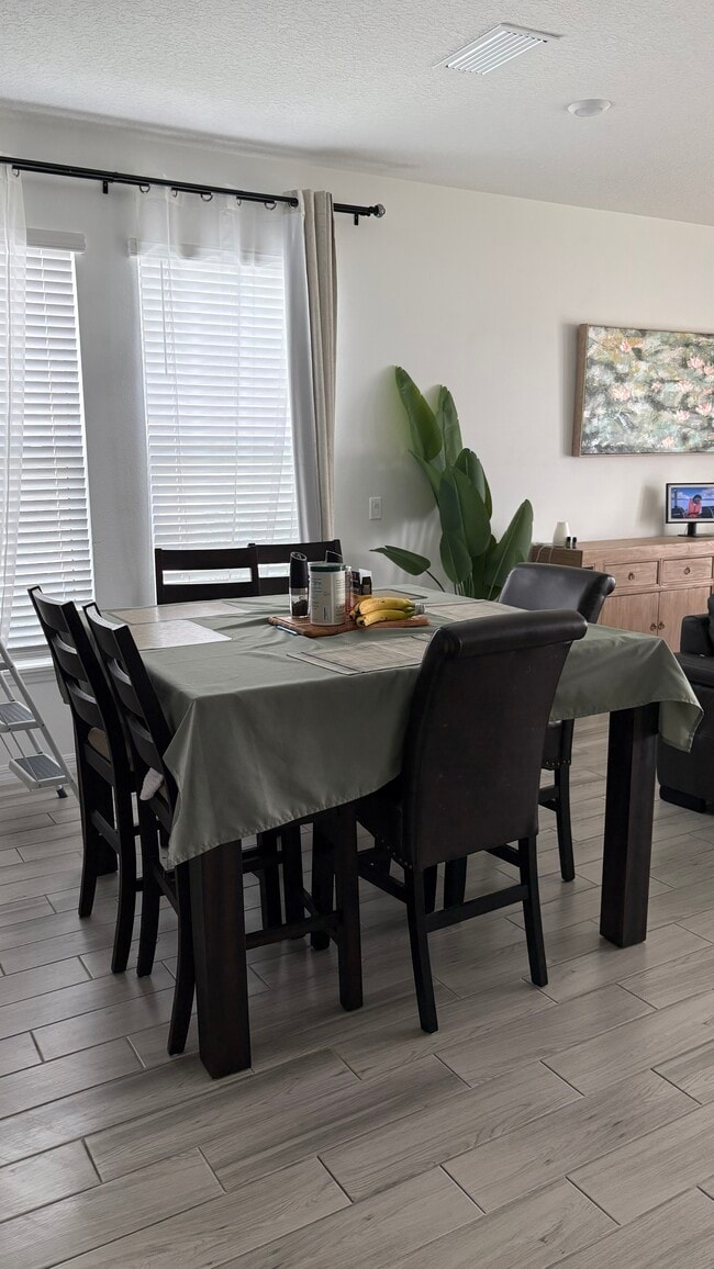 Comedor - 500 SE Ranch Oak Cir