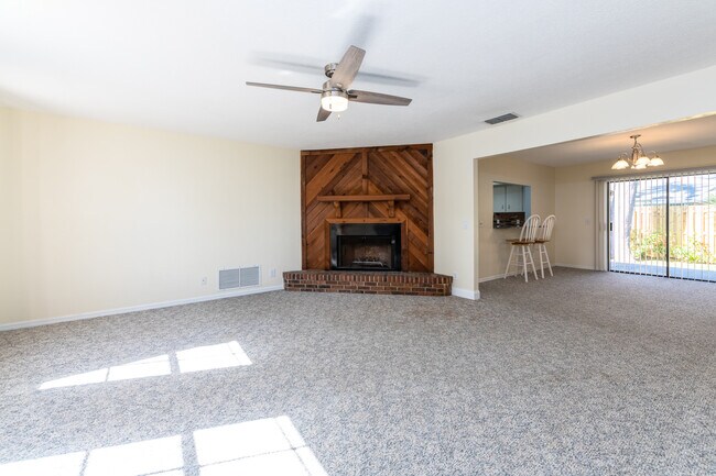 Photo - 795 Victoria Cir E