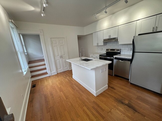 426-428 Zimpfer - 426-428 Zimpfer Apartment Unit 428 Zimpfer
