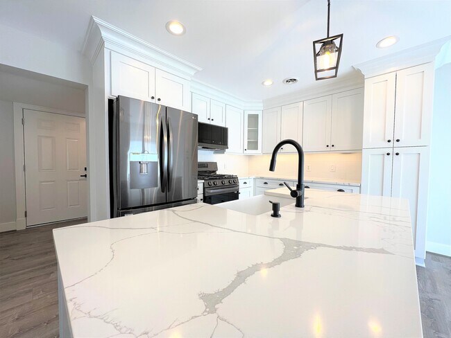 Photo - 10975 Main St