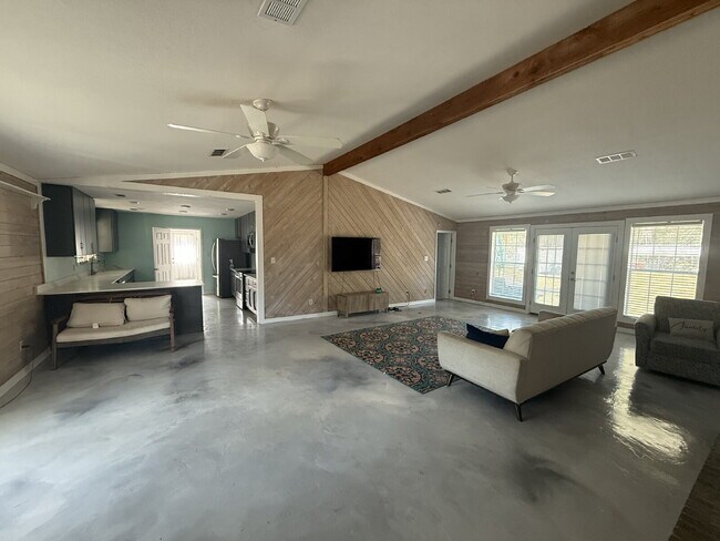 Photo - HUGE UPGRADED 3/2!