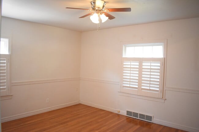 2 Story Cute House Close to Campus! Lease Now for the 2026-2027 School Year! Available September ...