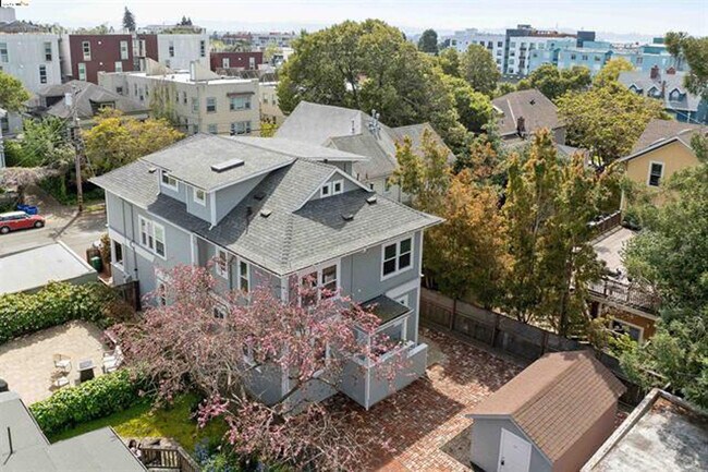 Photo - 2211 Haste St