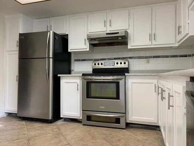 Building Photo - 3060 Riverside Dr Rental