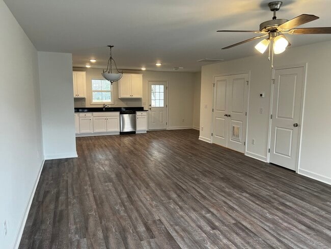 Photo - 620 W Cemetery St