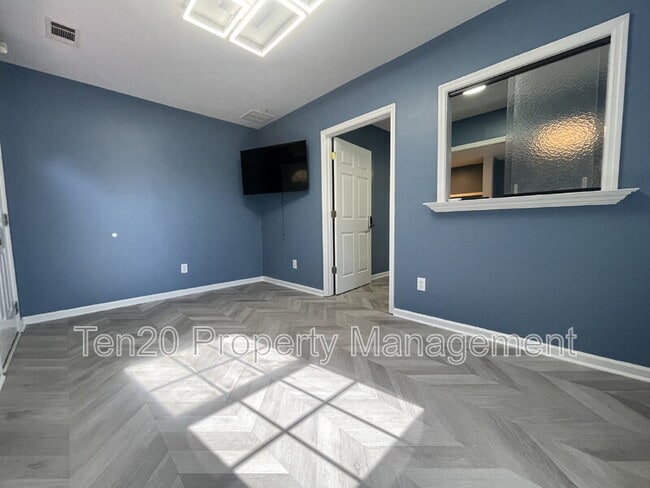 Photo - 4741 Armour Rd