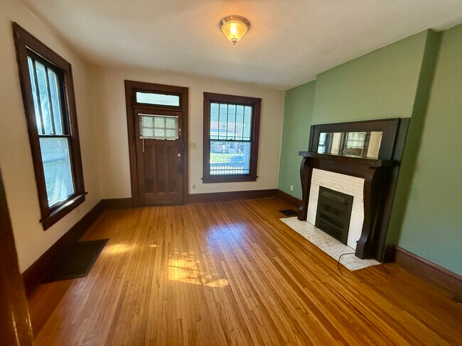 Photo - 468 E Tompkins St