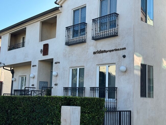 side view - 457 N Spaulding Ave Unit Lower Floor Private yard