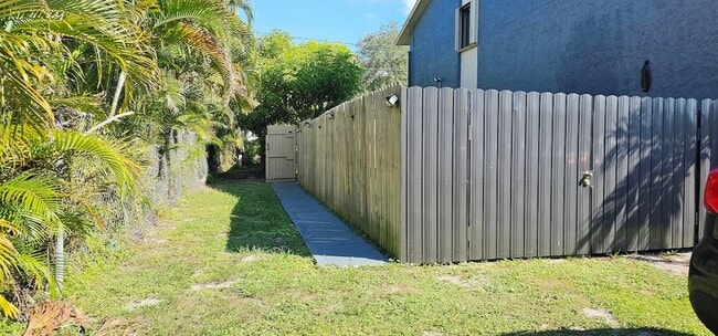 Building Photo - 3684 Pinehurst Dr Unit Effiency