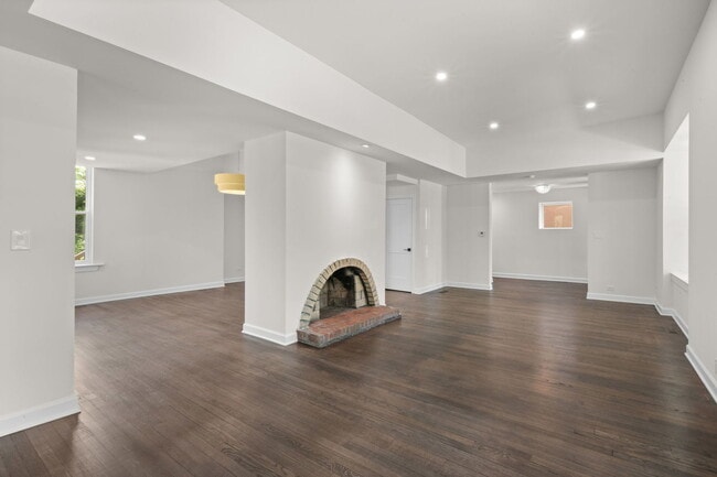 Photo - 1025 E 48th St