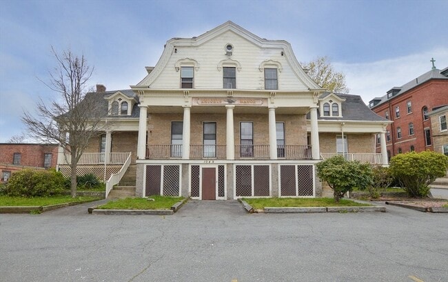 Building Photo - 1049 Pleasant St Rental